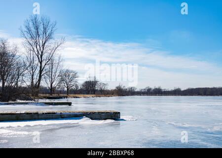 Canottaggio Docks al lago Tampier a Palos Township, Illinois completamente congelati in inverno Foto Stock