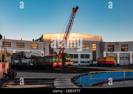 Vecchio deposito locomotore con il cerchio di rotazione. Foto Stock