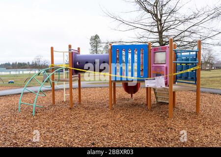 Avvertimenti pubblici canadesi pubblicati a scuola playgrounds durante il blocco di Covid-19 in Maple Ridge, British Columbia, il 1st aprile 2020 Foto Stock