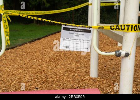 Avvertimenti pubblici canadesi pubblicati a scuola playgrounds durante il blocco di Covid-19 in Maple Ridge, British Columbia, il 1st aprile 2020 Foto Stock