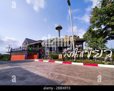 Nakhon Ratchasima, Thailandia - 25 marzo 2020: Caffetteria Amazon con sfondo blu cielo. cafÃ© Amazon è stato nel commercio del caffè per 11 voi Foto Stock