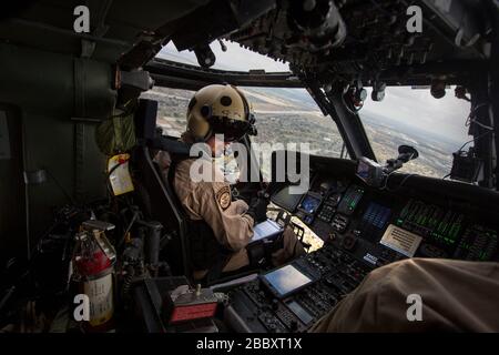 Un U.S. Delle dogane e della protezione delle frontiere, aria e operazioni Marine aria agente di interdizione piloti un UH-60 Black Hawk elicottero in aria di intercettare esercizio in quanto forniscono la sicurezza dello spazio aereo per il Super Bowl LI, in Conroe, Texas, 1 febbraio 2017. Unità con aria e marini e le operazioni di ufficio di operazioni sul campo teamed in su con la Civil Air Patrol per mettere in pratica un'aria-aria intercettare utilizzando due AMO UH-60 Black Hawk elicotteri e due C-550 Citation Jet per rintracciare la simulazione di una incursione nel ristretto spazio aereo. Un volo supplementare è stata fatta per acquisire un UH-60 Black Hawk passando da NRG Stad Foto Stock