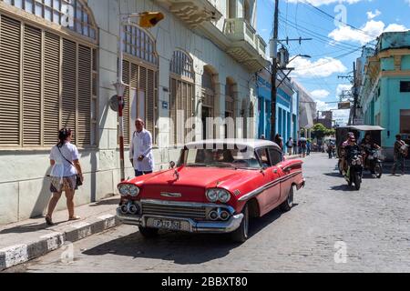 Auto americana d'epoca degli anni '50 per le strade di Santa Clara, Cuba Foto Stock