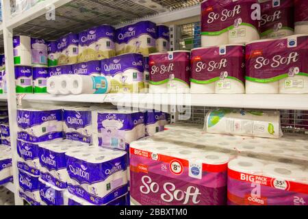 Quilton e Coles sono in vendita in un supermercato australiano Foto Stock