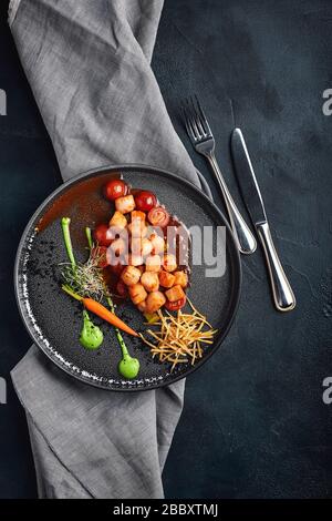 Capesante grigliate con verdure e salsa, una bella presentazione dello chef, foto del cibo, sfondo scuro. Spazio per fotocopie, concetto di cibo di pesce Foto Stock