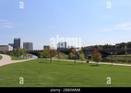 Sentiero del parco di Genova, palazzo del tribunale distrettuale, strade della città di Columbus, ponte ferroviario telaio alberi verdi in una soleggiata giornata primaverile Foto Stock