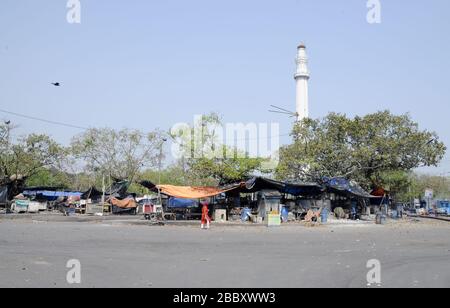 Calcutta, India. 01st Apr, 2020. Vista della strada deserta durante il blocco a causa della rottura di COVID 19 Coronavirus. (Foto di Ved Prakash/Pacific Press) Credit: Pacific Press Agency/Alamy Live News Foto Stock