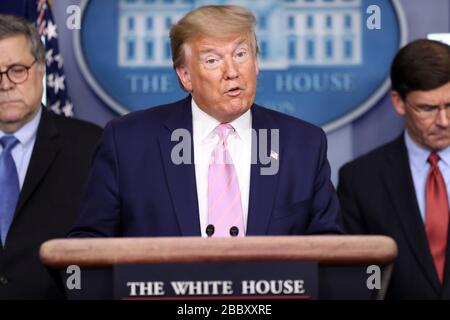 Washington DC, Stati Uniti. 01st Apr, 2020. Il presidente degli Stati Uniti Donald J. Trump parla durante una conferenza stampa nella Briefing Room della Casa Bianca della Brady Press il 1° aprile 2020 a Washington, DC. Credit: MediaPunch Inc/Alamy Live News Foto Stock