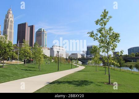 Sentiero del parco di Genova, palazzo del tribunale distrettuale, strade della città di Columbus, ponte ferroviario telaio alberi verdi in una soleggiata giornata primaverile Foto Stock