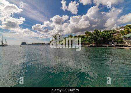 Saint Vincent e Grenadine, barche a vela per l'ormeggio nella Laguna Blu Foto Stock