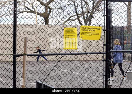 New York, NY, 31st marzo 2020. Una madre e un bambino ottengono un po'di esercitazione esterna mentre praticano il tennis... PER ULTERIORI INFORMAZIONI, VEDERE LA DIDASCALIA COMPLETA Foto Stock