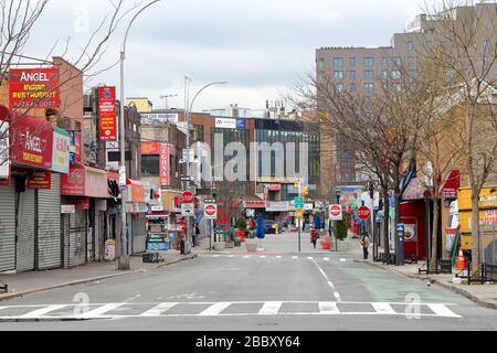 New York, NY, 31st marzo 2020. Storefronts shuttered lungo 37th Rd a Jackson Heights... PER ULTERIORI INFORMAZIONI, VEDERE LA DIDASCALIA COMPLETA Foto Stock