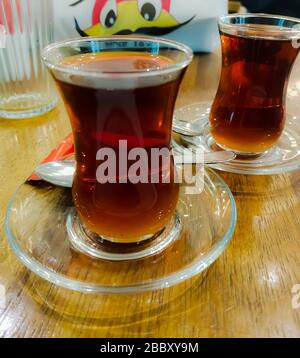 Immagine del tè turco nero in un ristorante Foto Stock