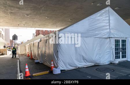 New York, NY - 1 aprile 2020: Vista delle tende allestite al Maimonides Medical Center di Brooklyn dove sono stati trattati i pazienti per COVID-19 Foto Stock