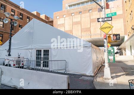 New York, NY - 1 aprile 2020: Vista del Maimonides Medical Center di Brooklyn, dove sono stati trattati pazienti per COVID-19 Foto Stock