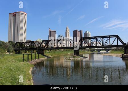 Sentiero del parco di Genova, palazzo del tribunale distrettuale, strade della città di Columbus, ponte ferroviario telaio alberi verdi in una soleggiata giornata primaverile Foto Stock