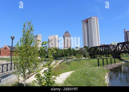 Sentiero del parco di Genova, palazzo del tribunale distrettuale, strade della città di Columbus, ponte ferroviario telaio alberi verdi in una soleggiata giornata primaverile Foto Stock