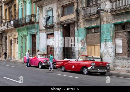 Auto americane d'epoca degli anni '50 parcheggiate in una strada di l'Avana Foto Stock