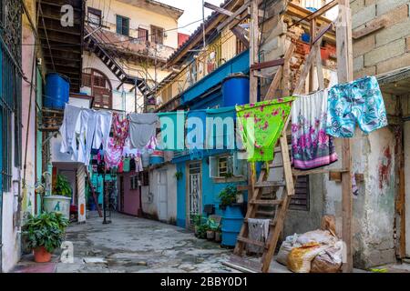 Lavanderia asciugatura in un cortile, l'Avana Vecchia Foto Stock