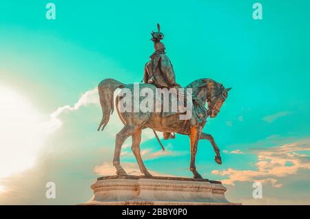 Statua equestre di Vittorio Emanuele II, montata sul Monumento a Vittorio Emanuele II (Vittoriano) a Roma, Italia Foto Stock