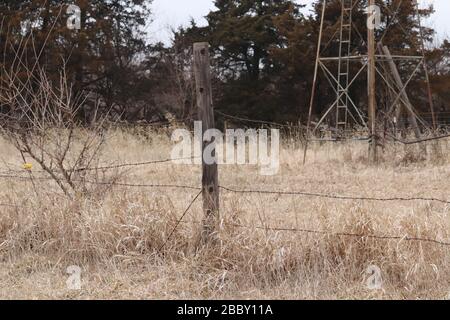 Vecchio palo di legno sulla terra del Nebraska Foto Stock