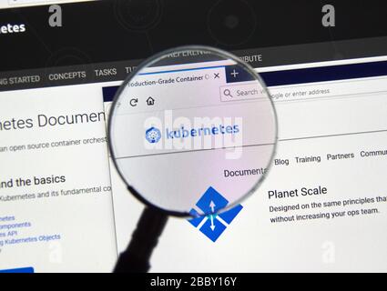 Montreal, Canada - 08 marzo 2020: Sito ufficiale e logo Kubernetes. Kubernetes è un sistema di orchestrazione di container open source per l'automazione delle applicazioni Foto Stock