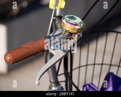 Dettaglio campana bicicletta primo piano sulla maniglia con freno. Trasporto in bicicletta stile di vita cittadino. Foto Stock