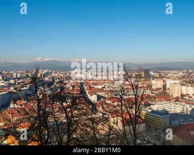 Ljubjlana Slovenia skyline panoramico panoramico del paesaggio urbano dell'architettura della città vecchia e delle Alpi montagne, cielo azzurro. Foto Stock