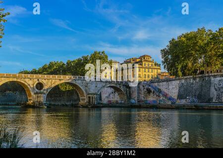 Il ponte romano di pietra Pons Cestius a Roma, Italia che attraversa il Tevere a ovest dell'isola Tiberina. Foto Stock