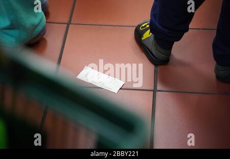 New York, NY / USA - 28 febbraio 2020: Una ricevuta scartata si trova nel negozio di alimentari Foto Stock