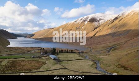 Lago artificiale Talla nel pomeriggio tarda luce invernale. Confini scozzesi. Scozia. Panoramica Foto Stock