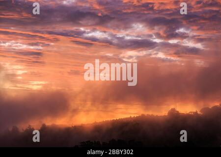 Nuvole colorate al tramonto sulla città di Santa Elena, porta d'ingresso alle foreste nuvolose del Costa Rica centrale e la famosa Monteverde Cloud Forest Reserve. Foto Stock