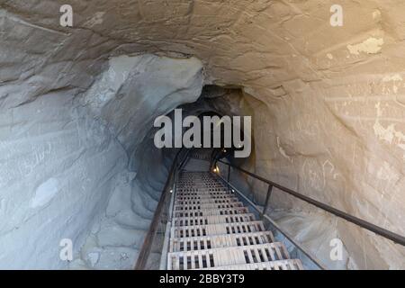 Scale all'interno della roccia nella città grotta di Uplistsikhe vicino a Gori, Georgia. Città pre-storica. Foto Stock