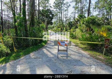 1° APRILE 2020, CRYSTAL RIVER, Florida: Barricate con cartelli "Park closed" a causa dell'accesso al bar COVID-19 ai parchi statali della Florida fino a nuovo avviso. Foto Stock