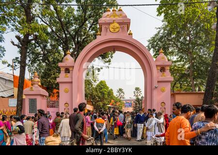 Le persone sono riuniti per Kolpotoru Utsab, a Cossipore Garden House o Udyanbati, presente Ramakrishna Math in Kolkata, West Bengal, India il 1 gennaio Foto Stock