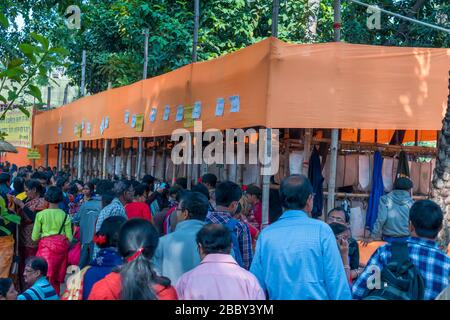 Le persone sono riuniti per Kolpotoru Utsab, a Cossipore Garden House o Udyanbati, presente Ramakrishna Math in Kolkata, West Bengal, India il 1 gennaio Foto Stock