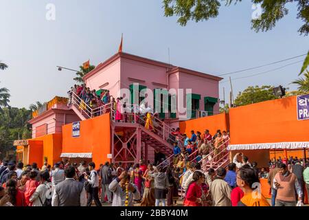 Le persone sono riuniti per Kolpotoru Utsab, a Cossipore Garden House o Udyanbati, presente Ramakrishna Math in Kolkata, West Bengal, India il 1 gennaio Foto Stock