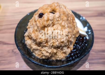 Tradizionali taiwanesi baobing ghiaccio con bolla di tè, famoso cibo di Taiwan del mercato di notte Foto Stock