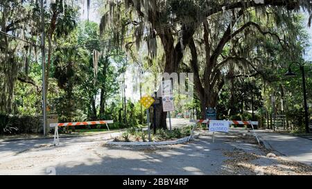 1° APRILE 2020, CRYSTAL RIVER, Florida: Barricate con cartelli "Park closed" a causa del COVID-19 blocco di accesso ai parchi della città 'fino a nuovo avviso'. Foto Stock