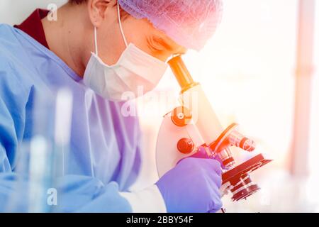 Scienziato medico medicazione DPI tuta protettiva lavorando in laboratorio medico per trovare vaccino anti virus Foto Stock