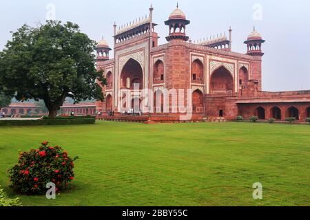 Darwaza-i-Rauza (Porta grande) in Chowk-ho Jilo Khana cortile, Taj Mahal complessa, Agra, India. Il gate è l'ingresso principale alla tomba. Foto Stock