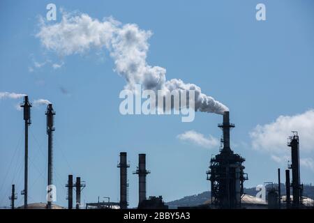 Le raffinerie di petrolio sputano gas di diossido di carbonio. Foto Stock