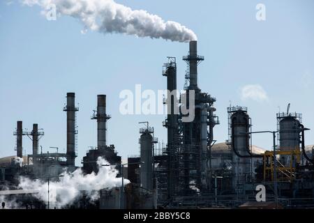 Le raffinerie di petrolio sputano gas di diossido di carbonio. Foto Stock