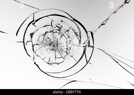 Buchi da sfere in vetro su uno sfondo bianco Foto Stock