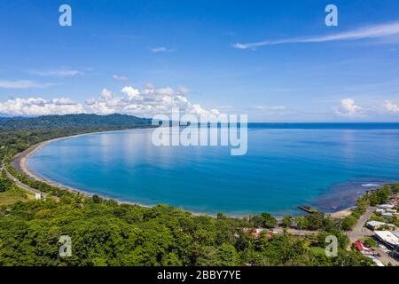 Vista aerea di fronte a Playa Negra e la città costiera meridionale dei Caraibi di Puerto Viejo de Talamanca nella provincia di Limón, Costa Rica. Foto Stock