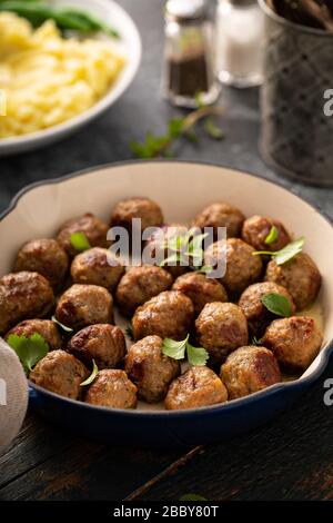 Polpette svedesi in una padella in ghisa Foto Stock