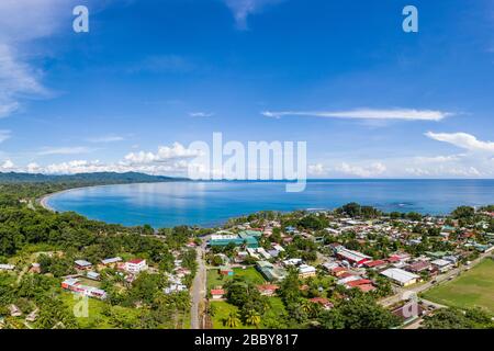 Vista aerea di fronte a Playa Negra e la città costiera meridionale dei Caraibi di Puerto Viejo de Talamanca nella provincia di Limón, Costa Rica. Foto Stock