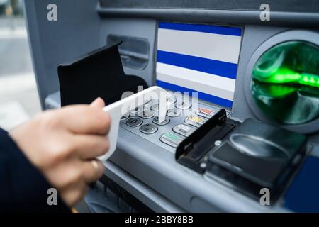 Utilizzo di ATM con Contactless Tool per la protezione da infezioni da Coronavirus Foto Stock