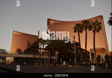 Las Vegas, Nevada, Stati Uniti. 1st Apr, 2020. Una vista esterna mostra l'Encore e Wynn Las Vegas con la navetta, mentre il coronavirus continua a diffondersi negli Stati Uniti il 1° aprile 2020 a Las Vegas. Nevada Gov. Steve Sisolak ha emesso un ordine stationwide soggiorno-a-casa per NevadaÃs 3 milioni di residenti Mercoledì ed ha anche attivato la Guardia Nazionale dello Stato. Credit: David Becker/ZUMA Wire/Alamy Live News Foto Stock