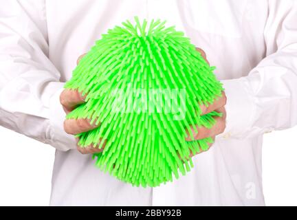 Virus come la sfera di gomma morbida tenuta da un uomo adulto Foto Stock